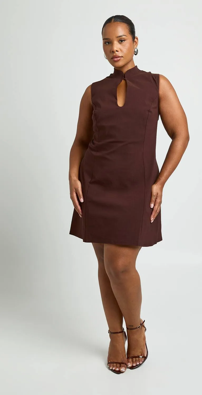 boohoo Dames Plus Hoge Hals Strik Voorkant Sleutelgat Mini Jurk chocoladebruin, foto 3