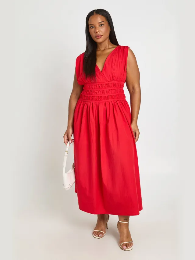 boohoo Dames Plus Jurk Met Gerimpelde Taille V-hals Midaxi Rood