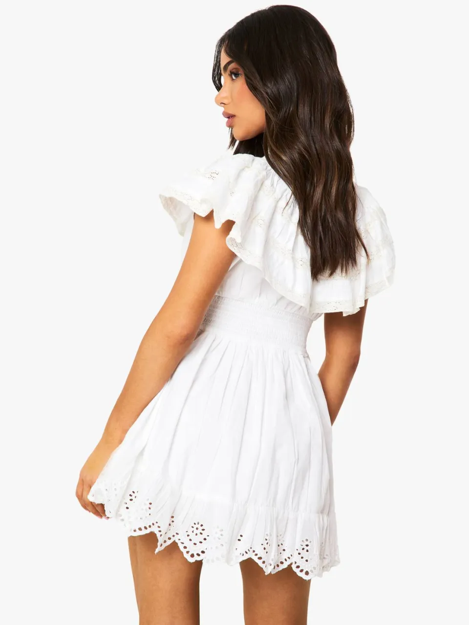 boohoo Dames Kleine gelaagde minijurk met ruches en knoopdetail wit, foto 3