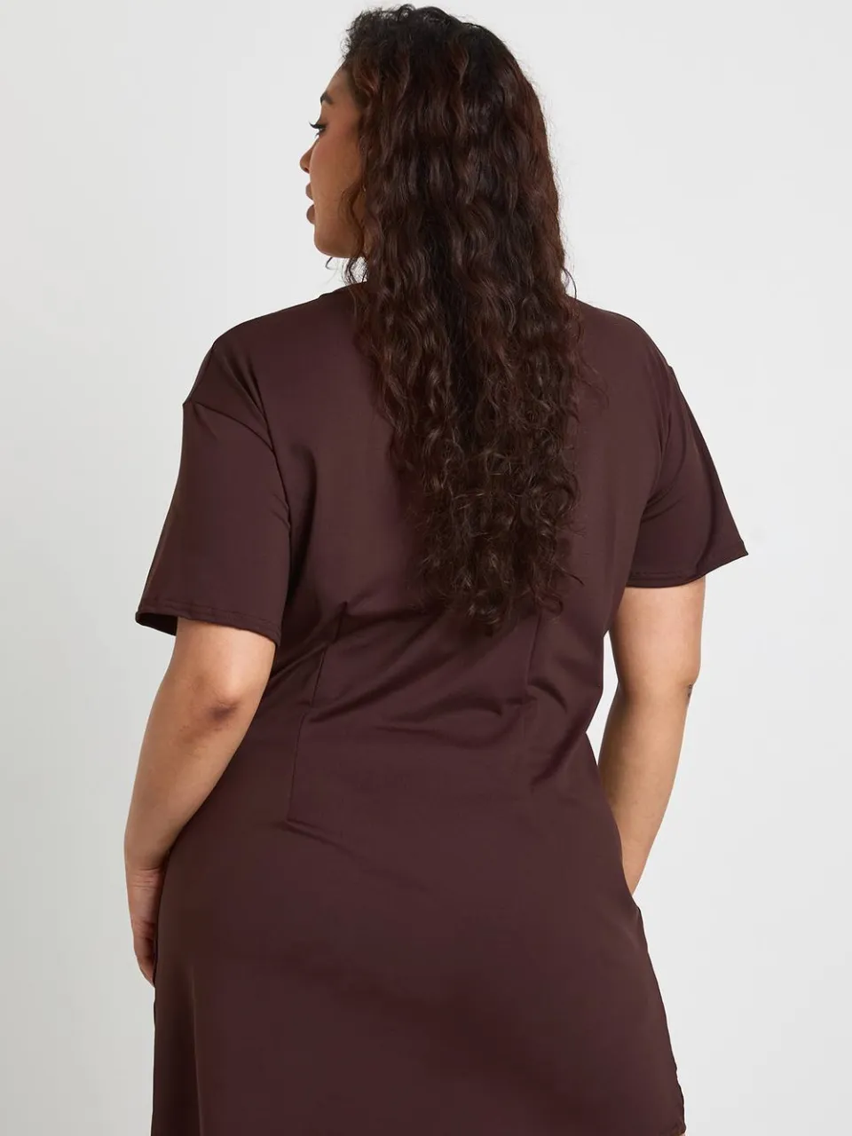 boohoo Dames Plus T-shirtjurk met getailleerd detail chocoladebruin, foto 3