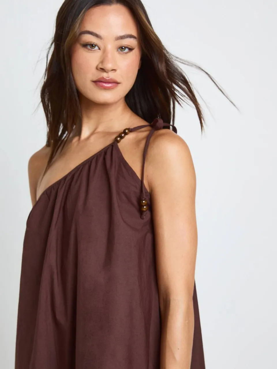 boohoo Dames Lange Geplooide Maxi-jurk Met Kralenband En Éen Schouder Chocoladebruin