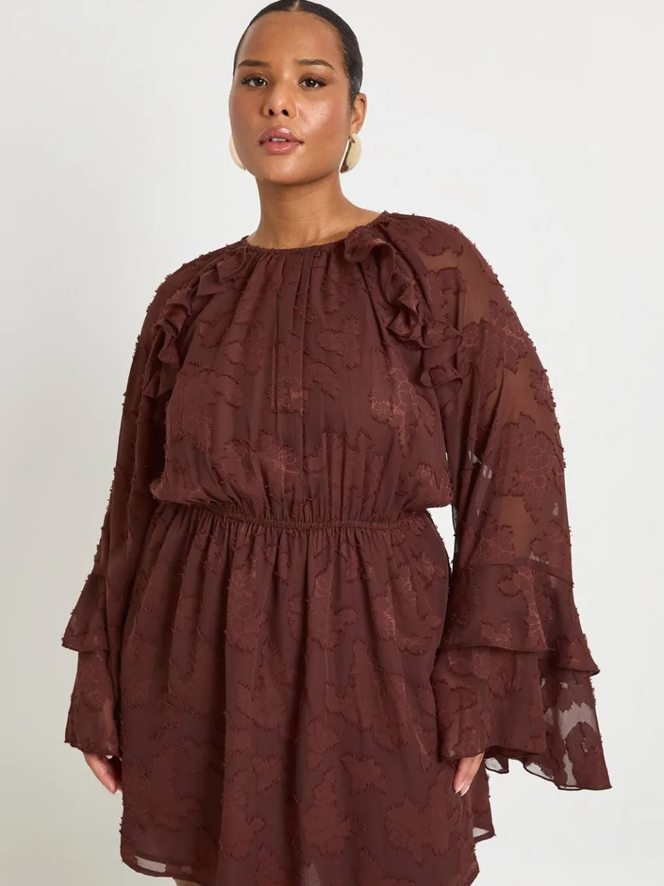 boohoo Dames Plus Burnout Bloemen Ruches Smock Jurk chocoladebruin, foto 3