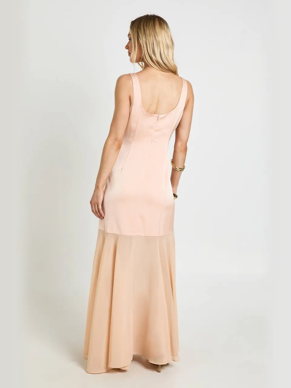 boohoo Dames Petite Satijnen En Chiffon Mix Geplooide Maxi Jurk perzik, foto 2