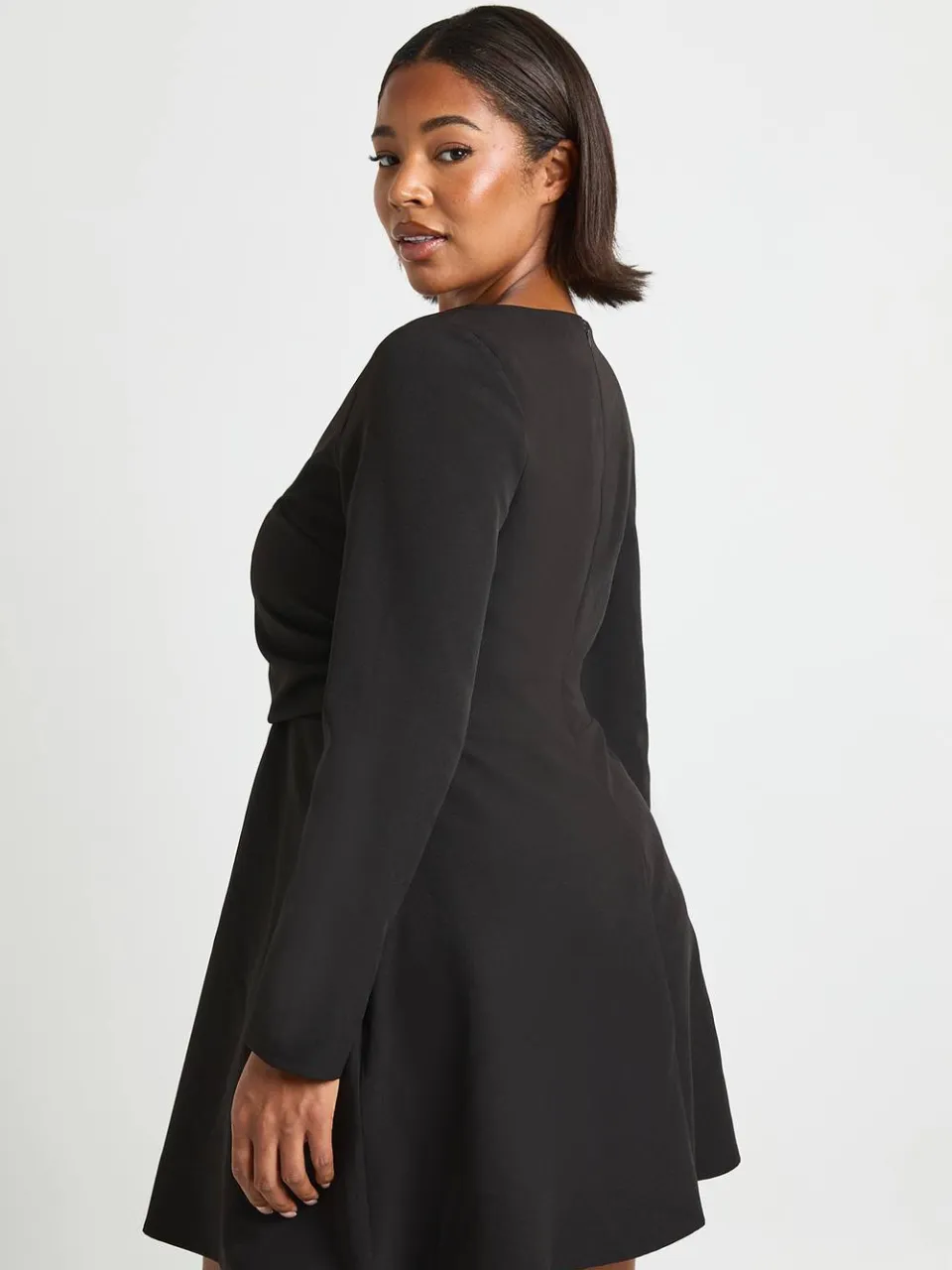 boohoo Dames Plus Jurk met ronde hals, geraffelde taille en skatermodel zwart, foto 2