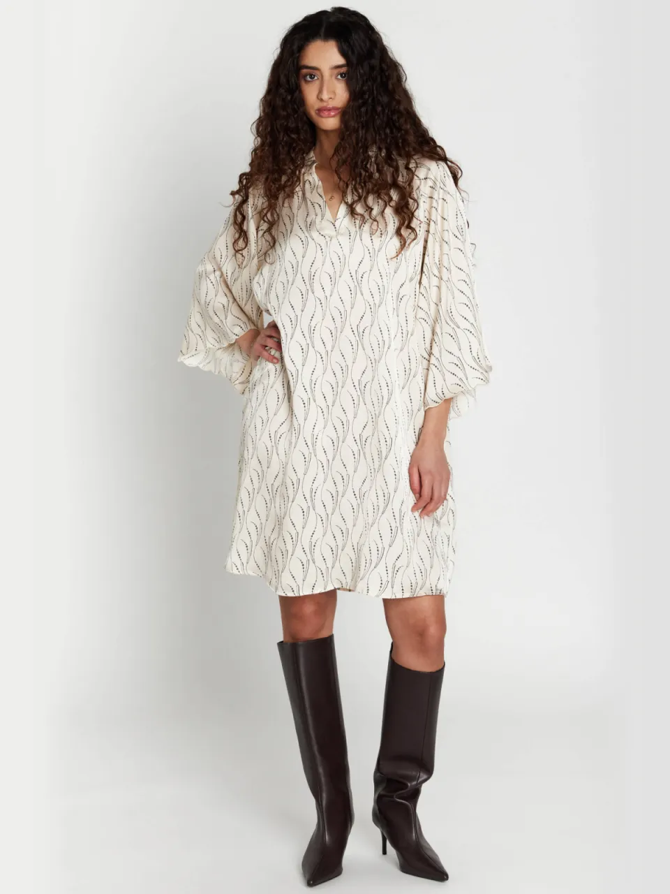 Bruuns Bazaar viscose korte jurk met print - ecru ecru / zwart