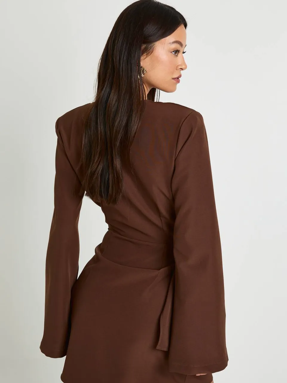 boohoo Dames Tall Tie Waist Collarless Draped Blazer Dress chocoladebruin, foto 2