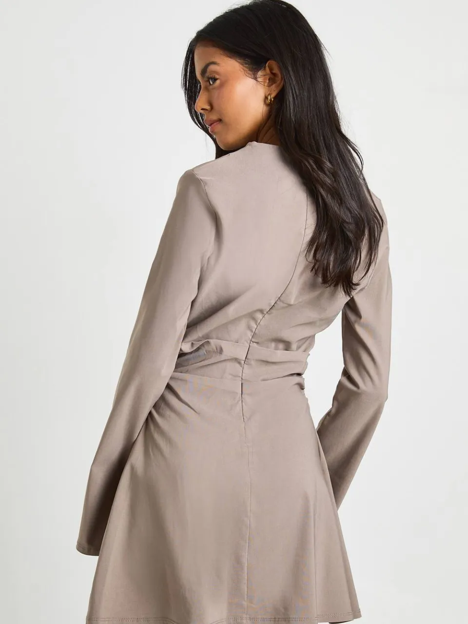 boohoo Dames Mini Jurk met Gerimpelde Taille en Wijde Mouwen mokka, foto 2