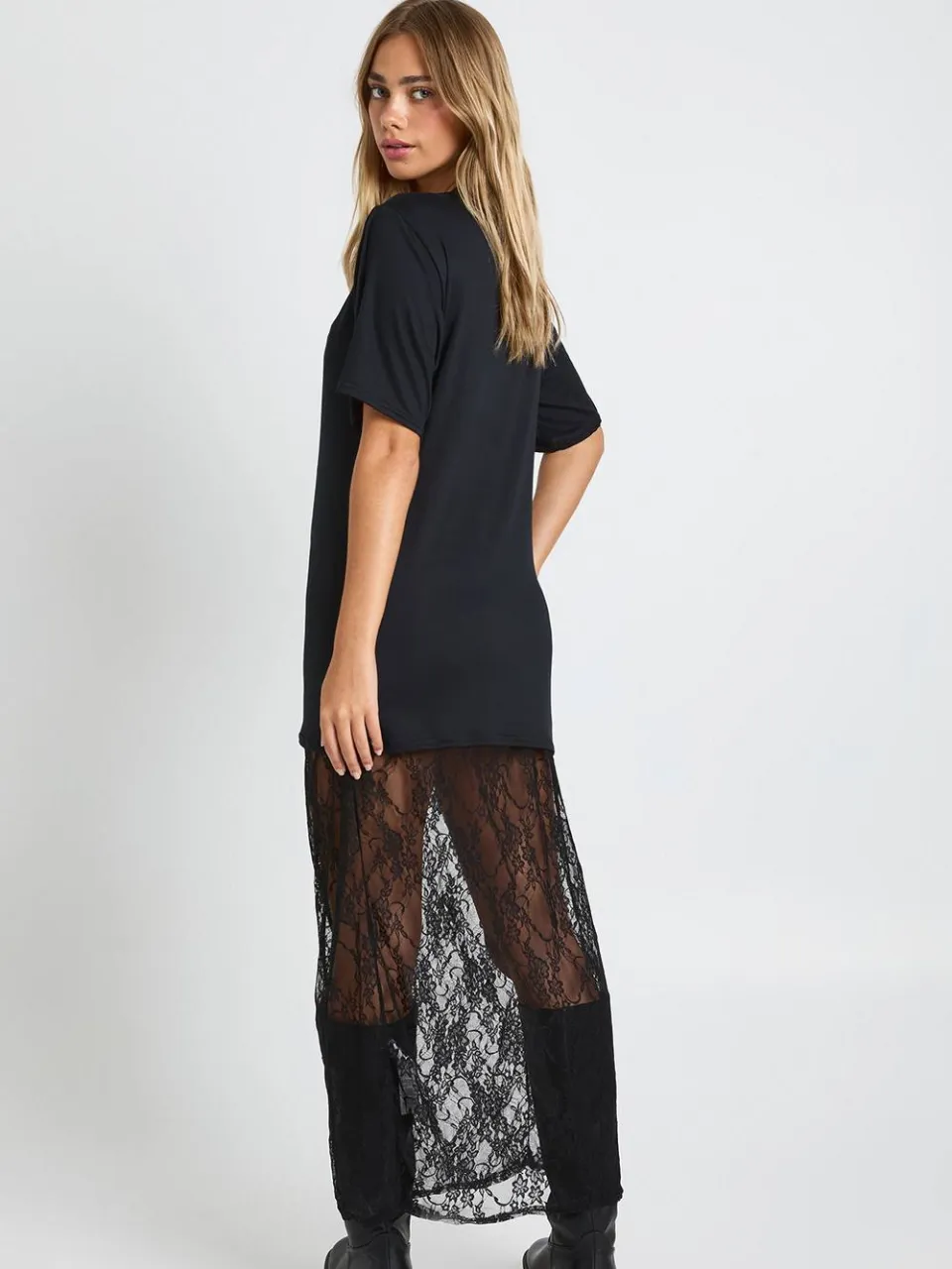 boohoo Dames Petite midaxi T-shirtjurk met kantdetail zwart, foto 4