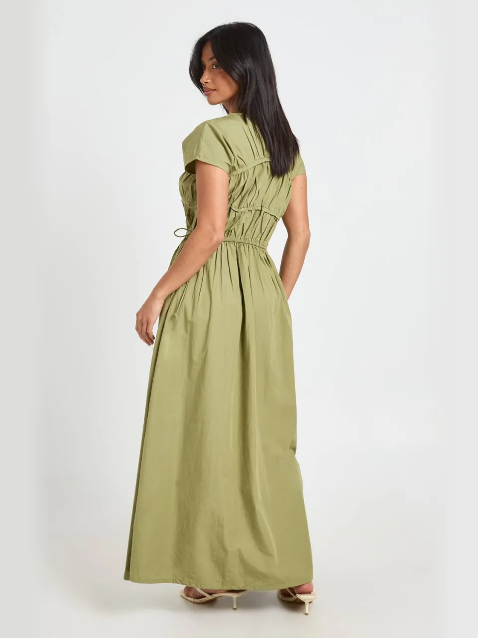 boohoo Dames Petite Katoenen Popeline Maxi Jurk Met Gerimpelde Voorkant En Strikdetail licht kaki, foto 2