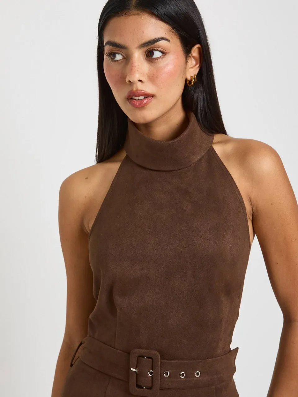boohoo Dames Faux Suede Halterneck Jurk Met Riemdetail Mini chocoladebruin, foto 4