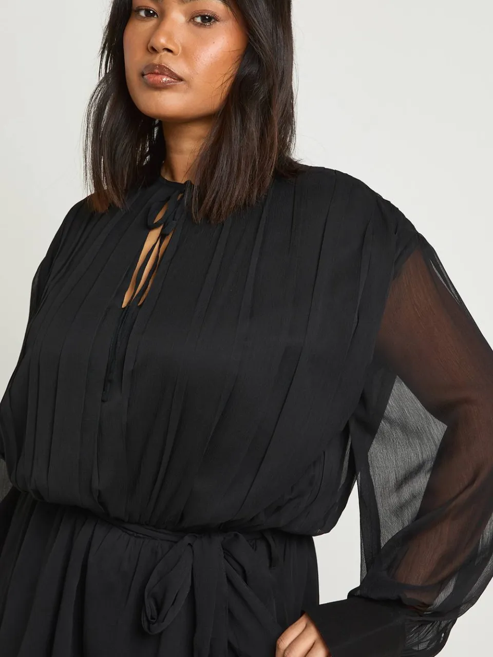 boohoo Dames Plus Chiffon Blouson Ruffle Strikceintuur Skater Jurk zwart, foto 4