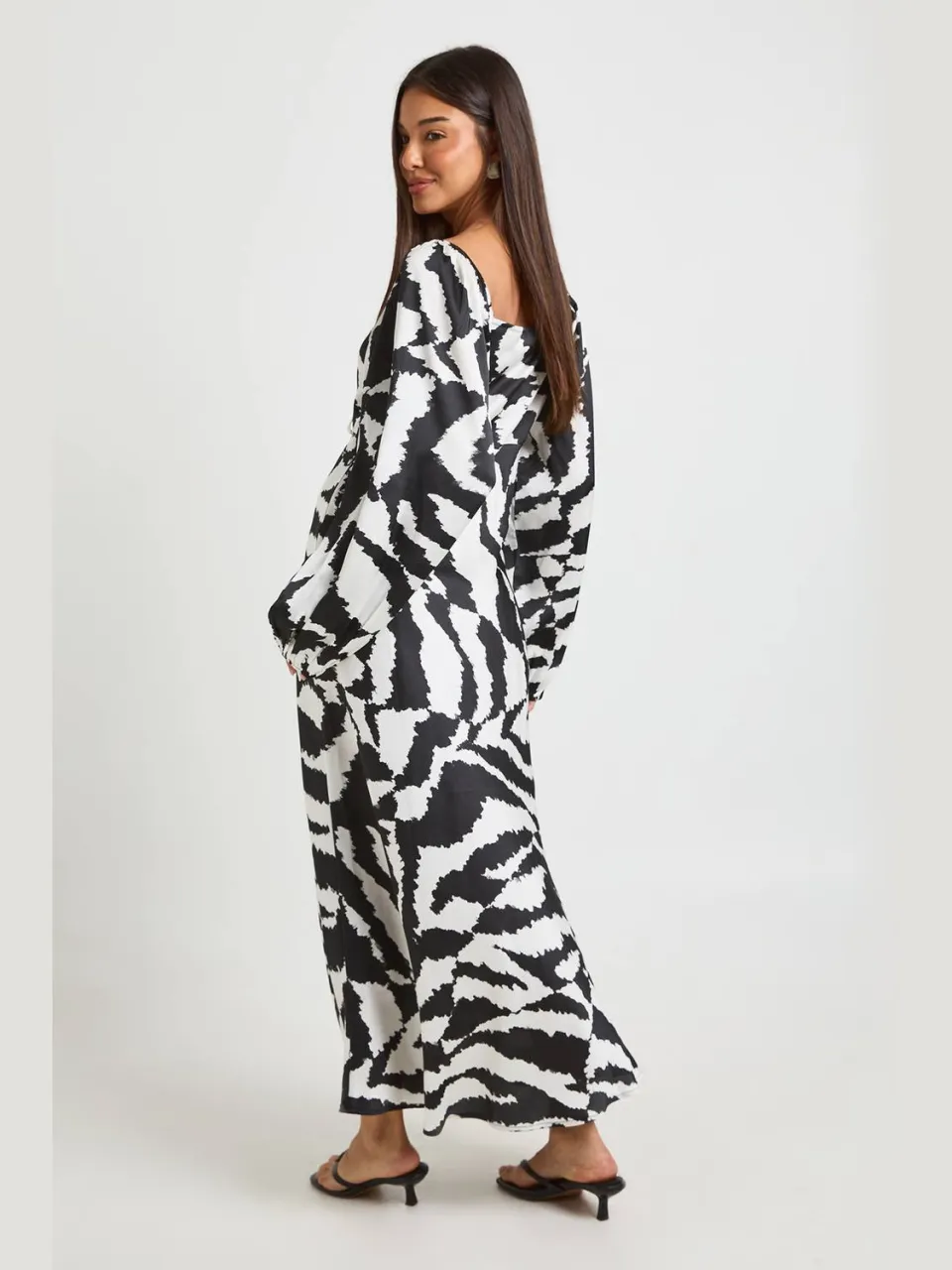 boohoo Dames Satijnen Midaxi Jurk Met Gemengde Dierenprint En Volumineuze Mouwen zwart, foto 2