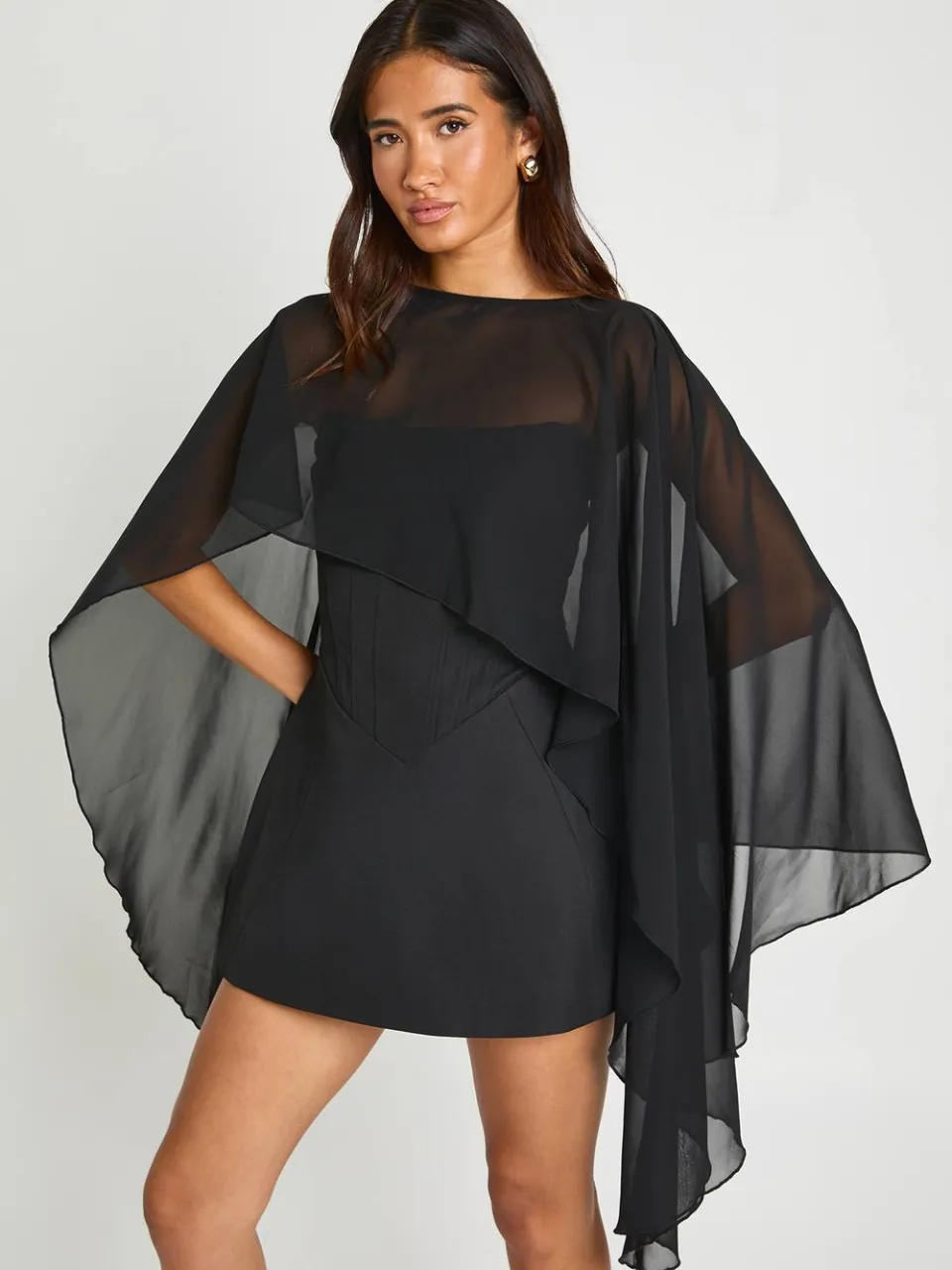 boohoo Dames Chiffon Cape Detail Corset Mini Jurk zwart, foto 3