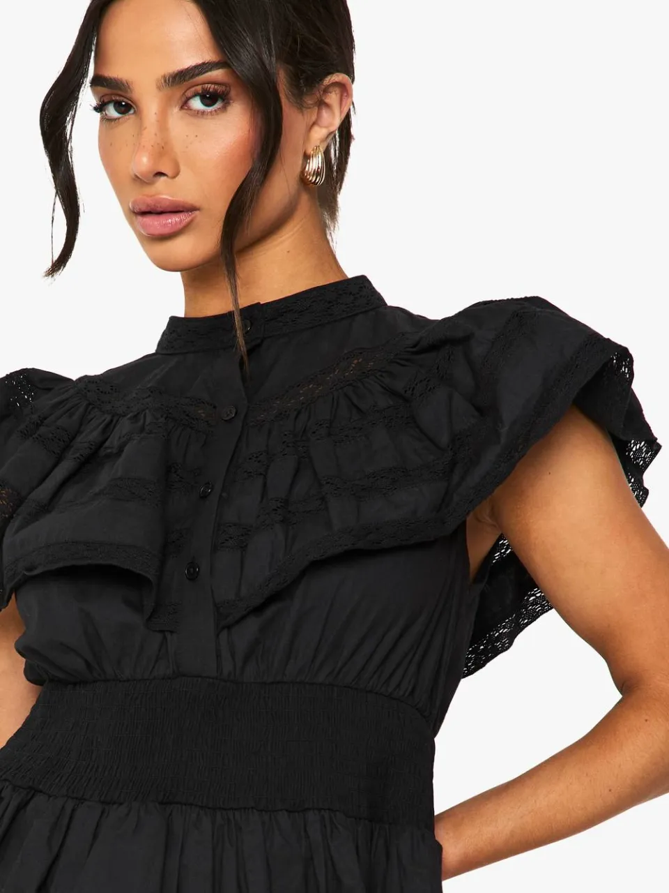 boohoo Dames Kleine gelaagde minijurk met ruches en knoopdetails zwart, foto 4