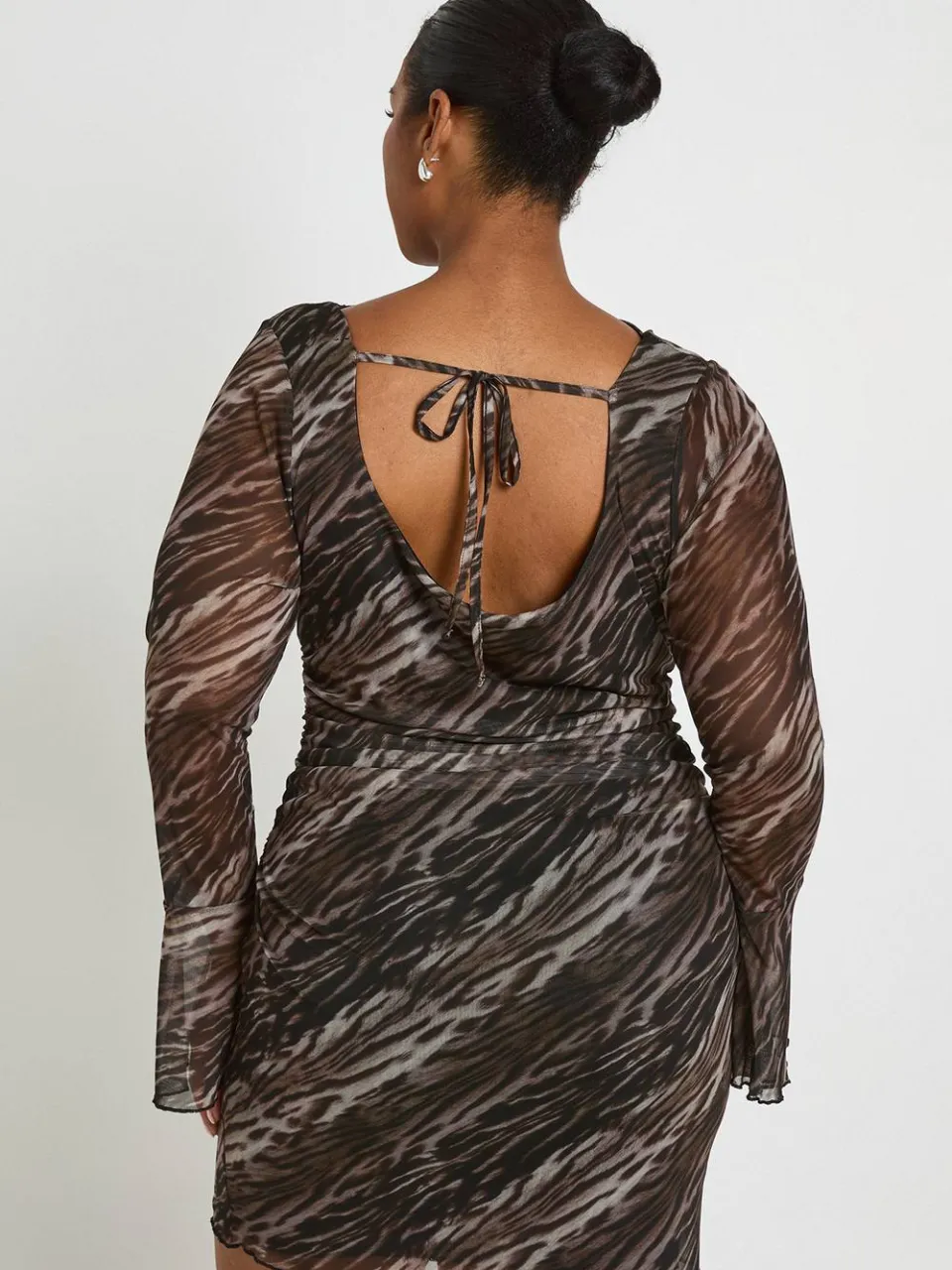 boohoo Dames Plus Mini-jurk Met Gemengde Dierenprint En Ruches Aan De Mouwen bruin, foto 2