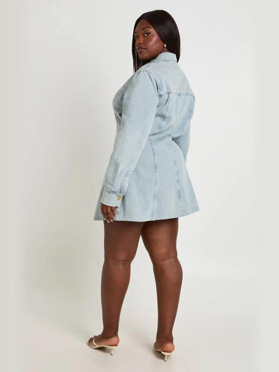 boohoo Dames Plus Gouden Knoop Getailleerde Denim Jurk, foto 2