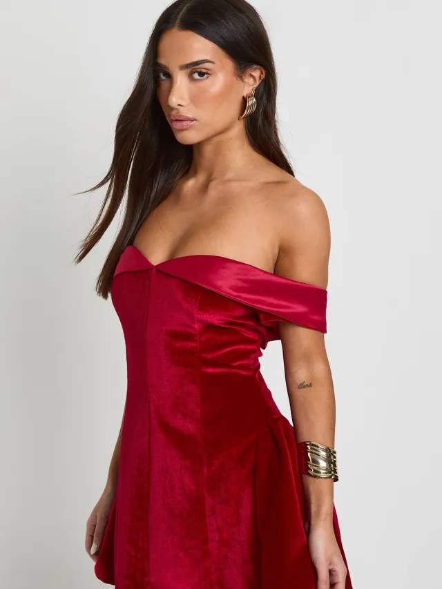 boohoo Dames Kleine fluwelen Bardot mini jurk rood, foto 3