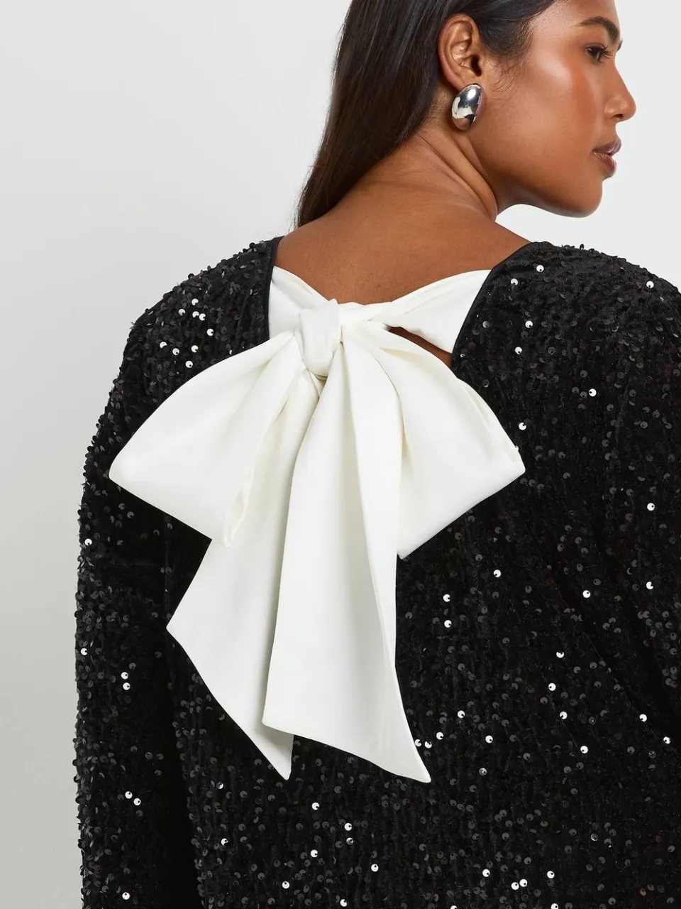 boohoo Dames Plus pailletten fluwelen shiftjurk met strik op de rug zwart, foto 2