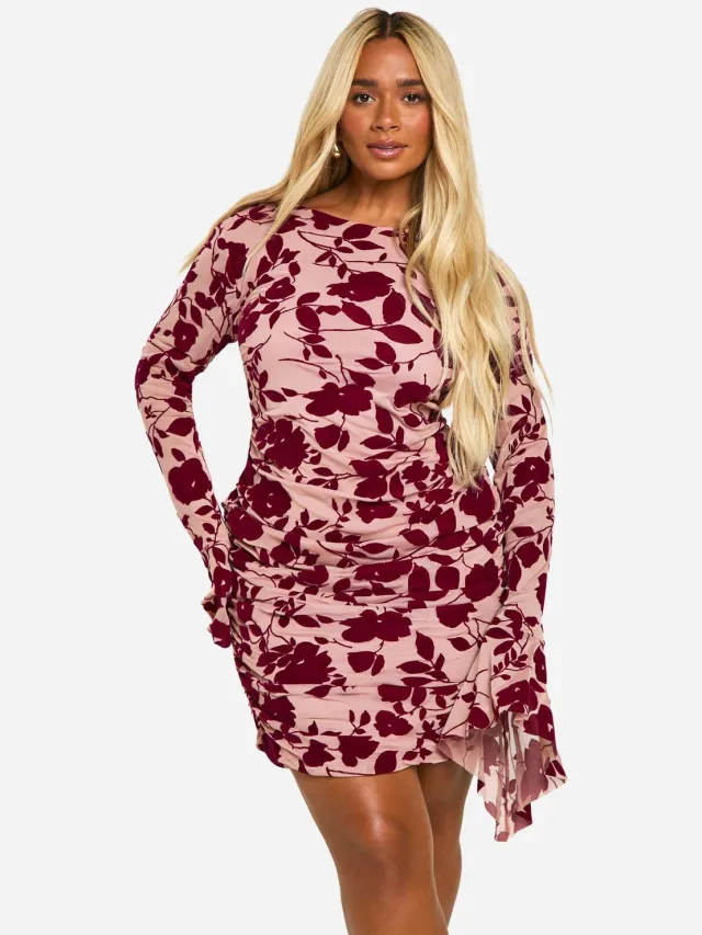 boohoo Dames Plus Devore Geruched Shift Jurk met Uitlopende Mouwen Pruim