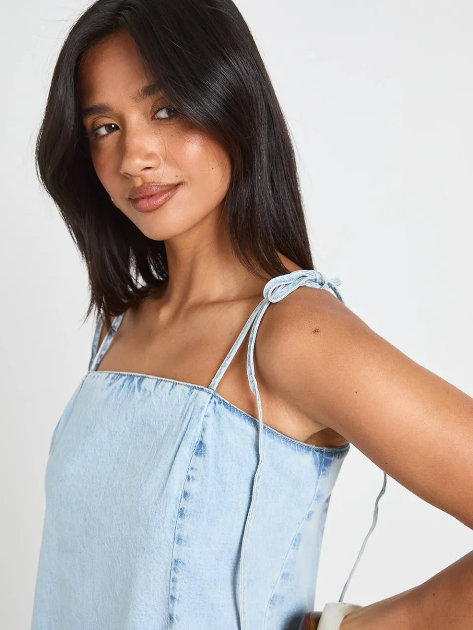 boohoo Dames Petite Denim Mini-jurk Met Bandjes En Asymmetrische Zoom, foto 4
