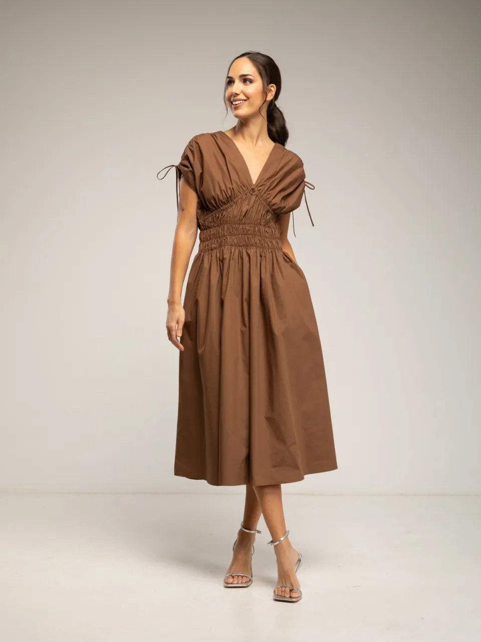 Tantra Midi-jurk met elastische taille en borst, rimpelmouwen en zakken bruin, foto 2