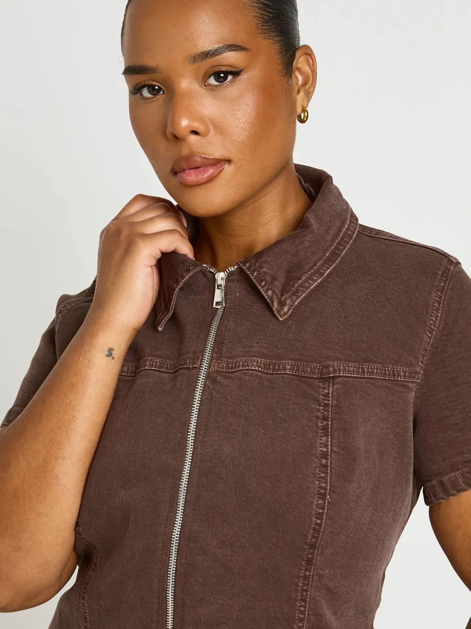 boohoo Dames Plus Denim Jurk Met Korte Mouwen En Rits Aan De Voorkant, foto 3