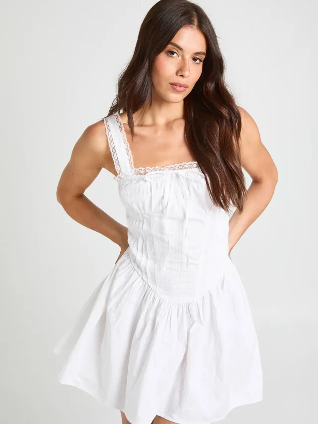 boohoo Dames Mini-jurk Met Kanten Bies En Gerimpeld Buste Ivoor