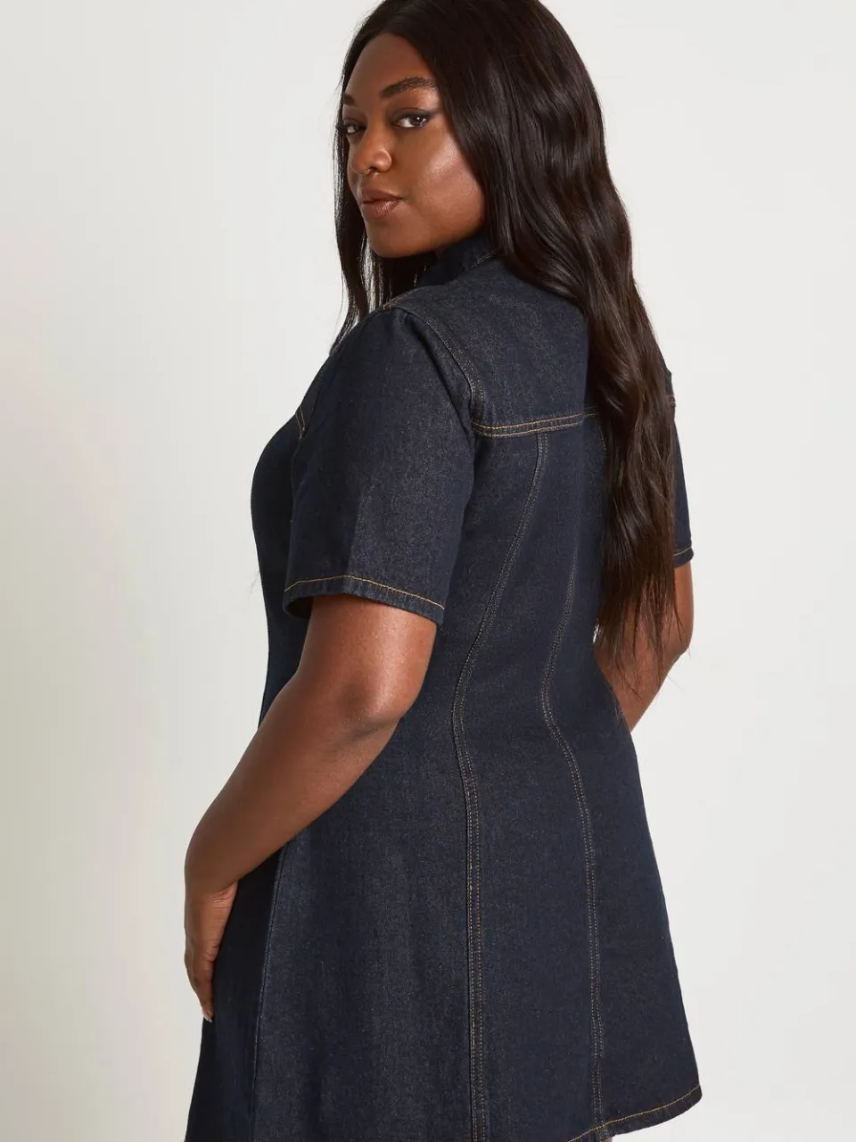 boohoo Dames Plus Korte Mouw Denim Jurk Met Getailleerde Taille, foto 2