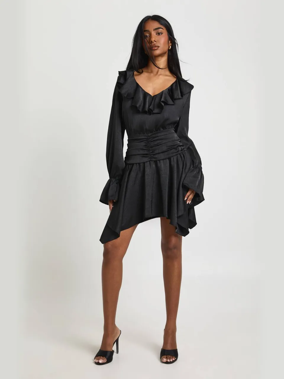 boohoo Dames Getextureerde Satijnen Mini Jurk met Ruffle Details zwart, foto 3