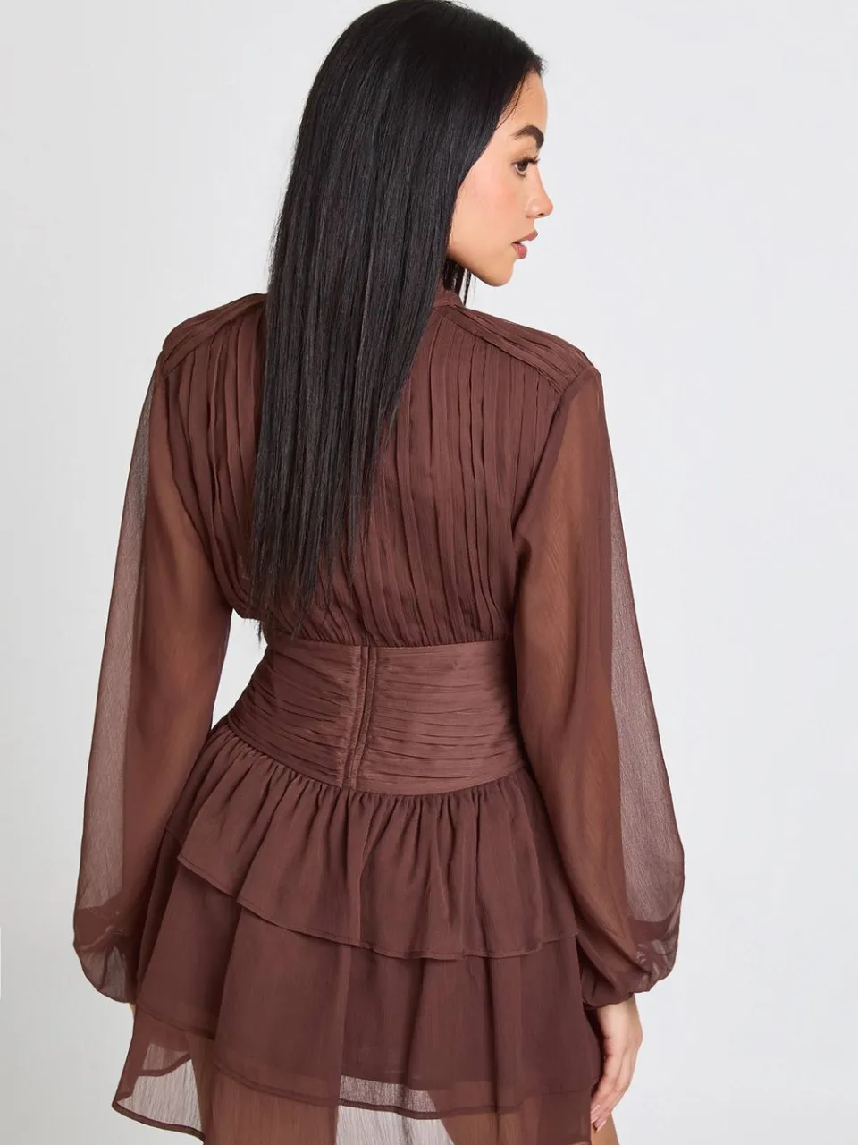 boohoo Dames Hoogsluitende Geplooide Chiffon Mini Jurk chocoladebruin, foto 2