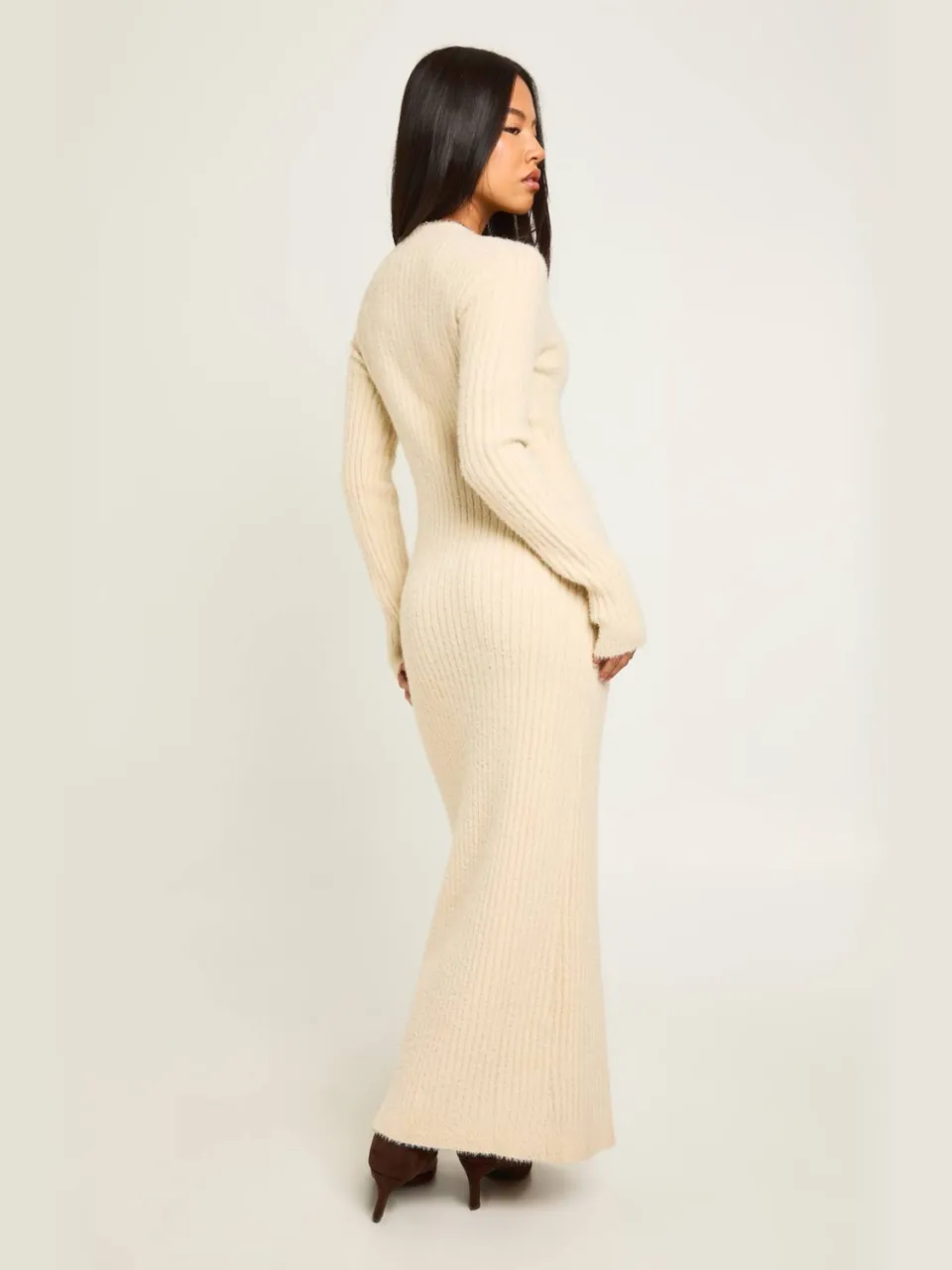 boohoo Dames Petite Fluffy Yarn Lange Mouwen Gebreide Maxi Jurk cream, foto 2