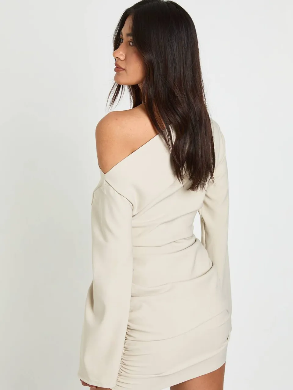 boohoo Dames Mini Jurk Met Wijd Uitlopende Mouwen, Off-shoulder En Plooien steen, foto 3