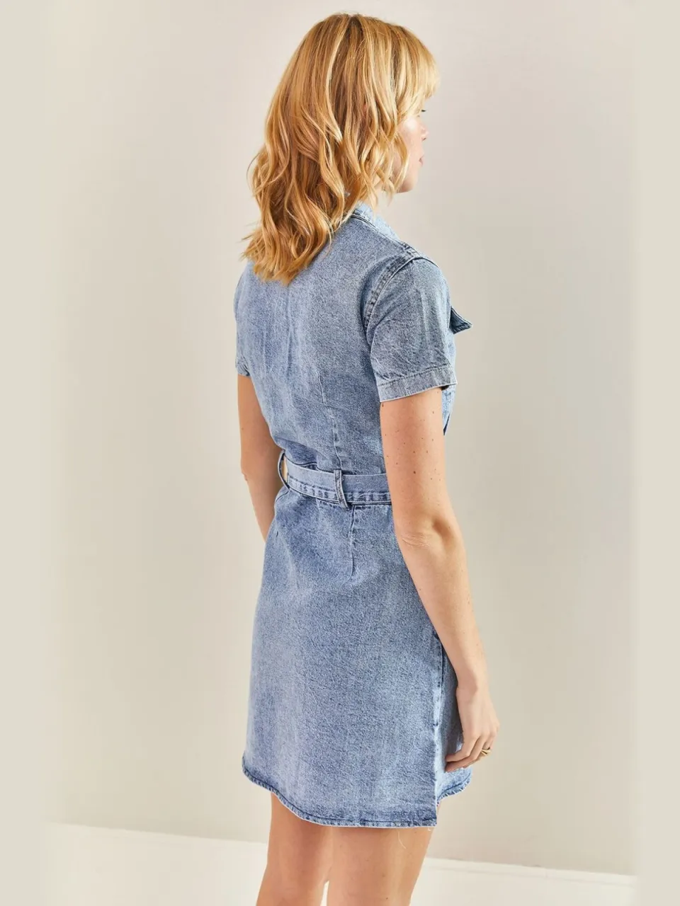 Bianco Lucci Mini Denim Jurk met Overhemdkraag en Tailleband, foto 2
