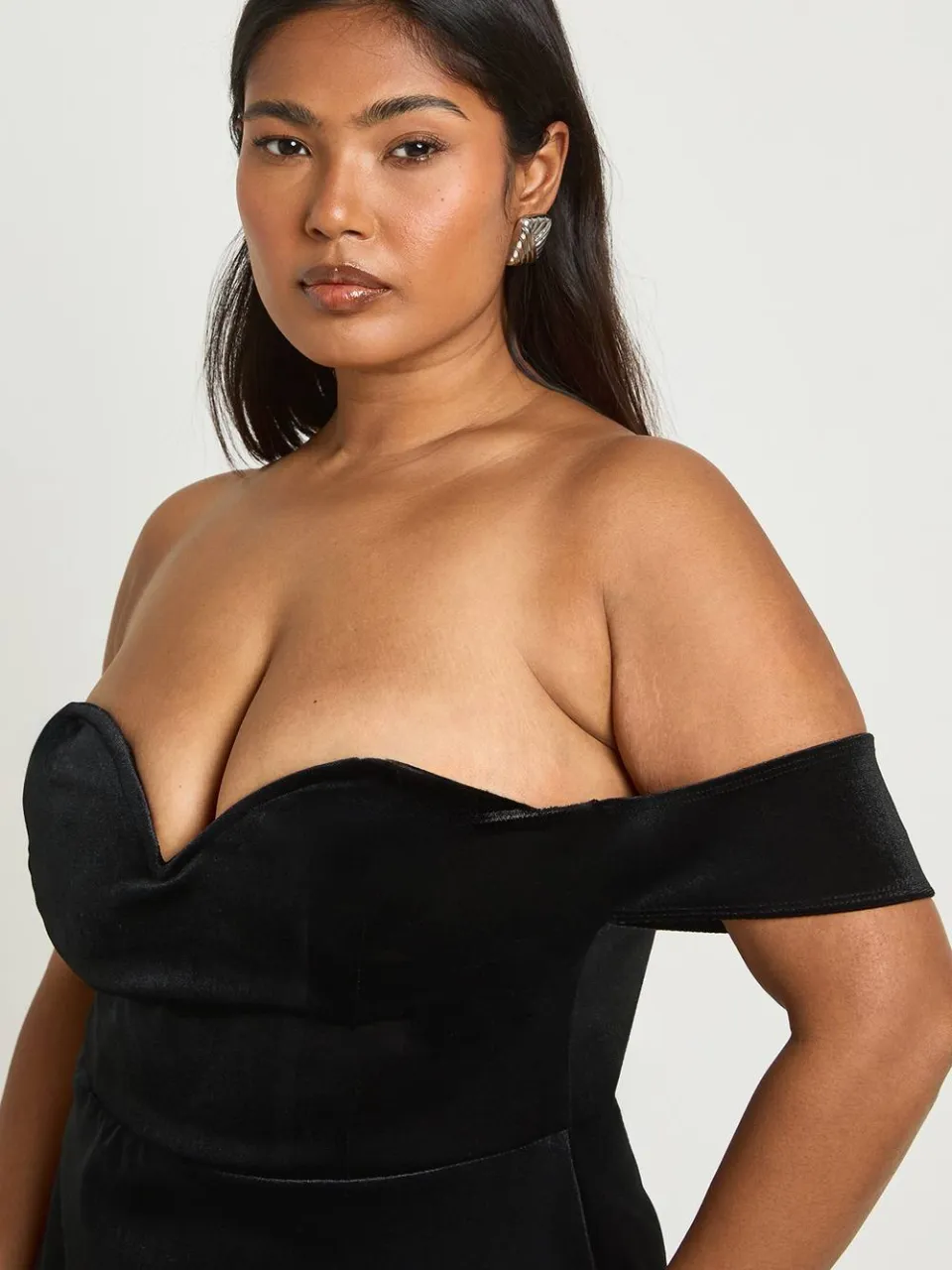 boohoo Dames Plus Fluwelen Bardot Plunge Mini Jurk zwart, foto 4