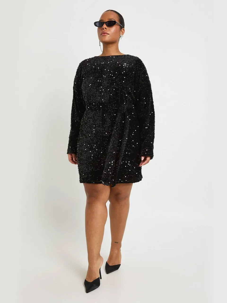 boohoo Dames Plus fluweel pailletten minijurk met strikceintuur Zwart
