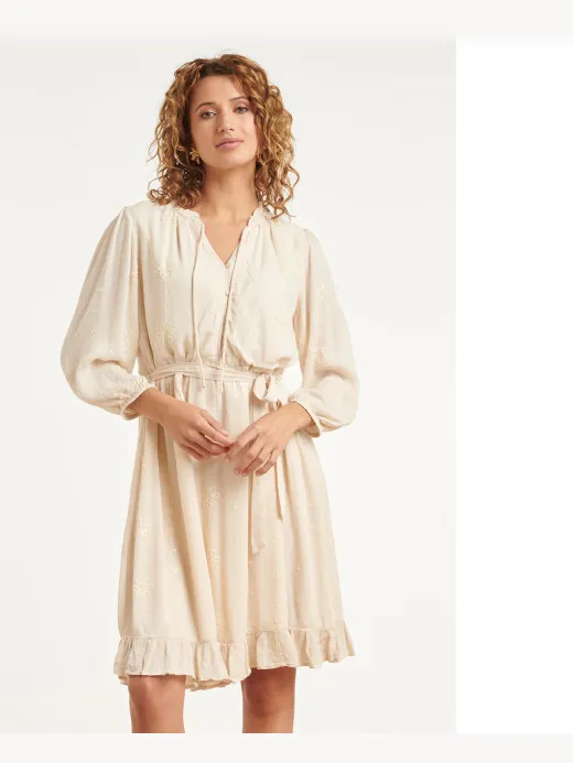 Smashed Lemon Crème jurk met subtiel borduursel en ruffle zoom Ecru