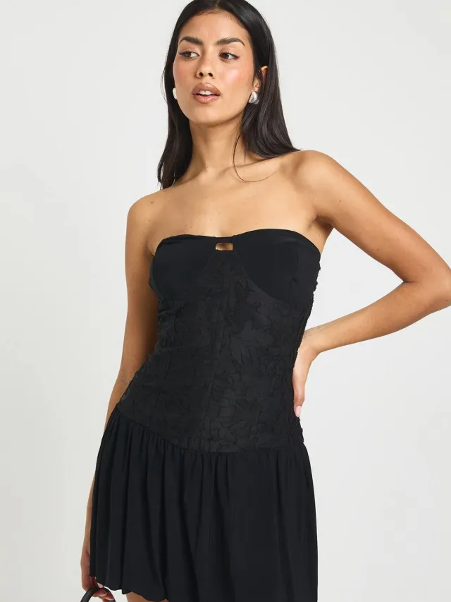 boohoo Dames Slinky Kant Mix Ruches Zoom Skater Jurk Zwart