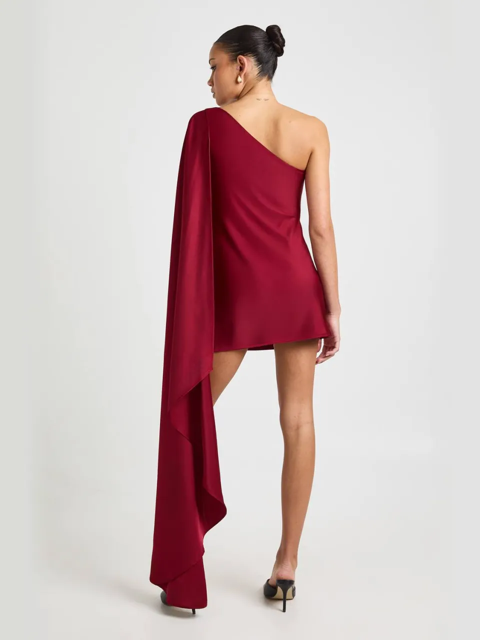 boohoo Dames Satijnen One Shoulder Jurk Met Cape Mouw wijn, foto 2