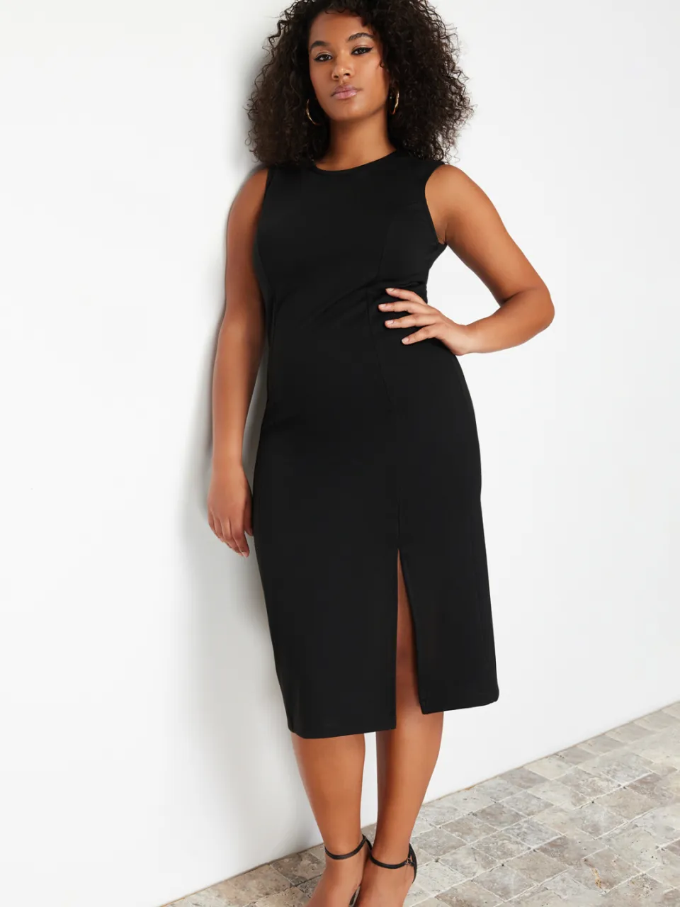 Trendyol Curve Dames Zwart Effen Midi Mouwloos Casual Bodycon Grote maten Jurk