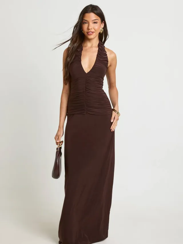boohoo Dames Dubbele Laag Gerimpelde Halternek Maxi Jurk Chocoladebruin