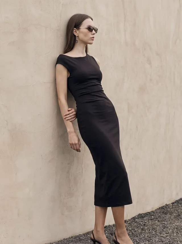 Dilvin Mouwloze Bodycon Midi Jurk Zwart