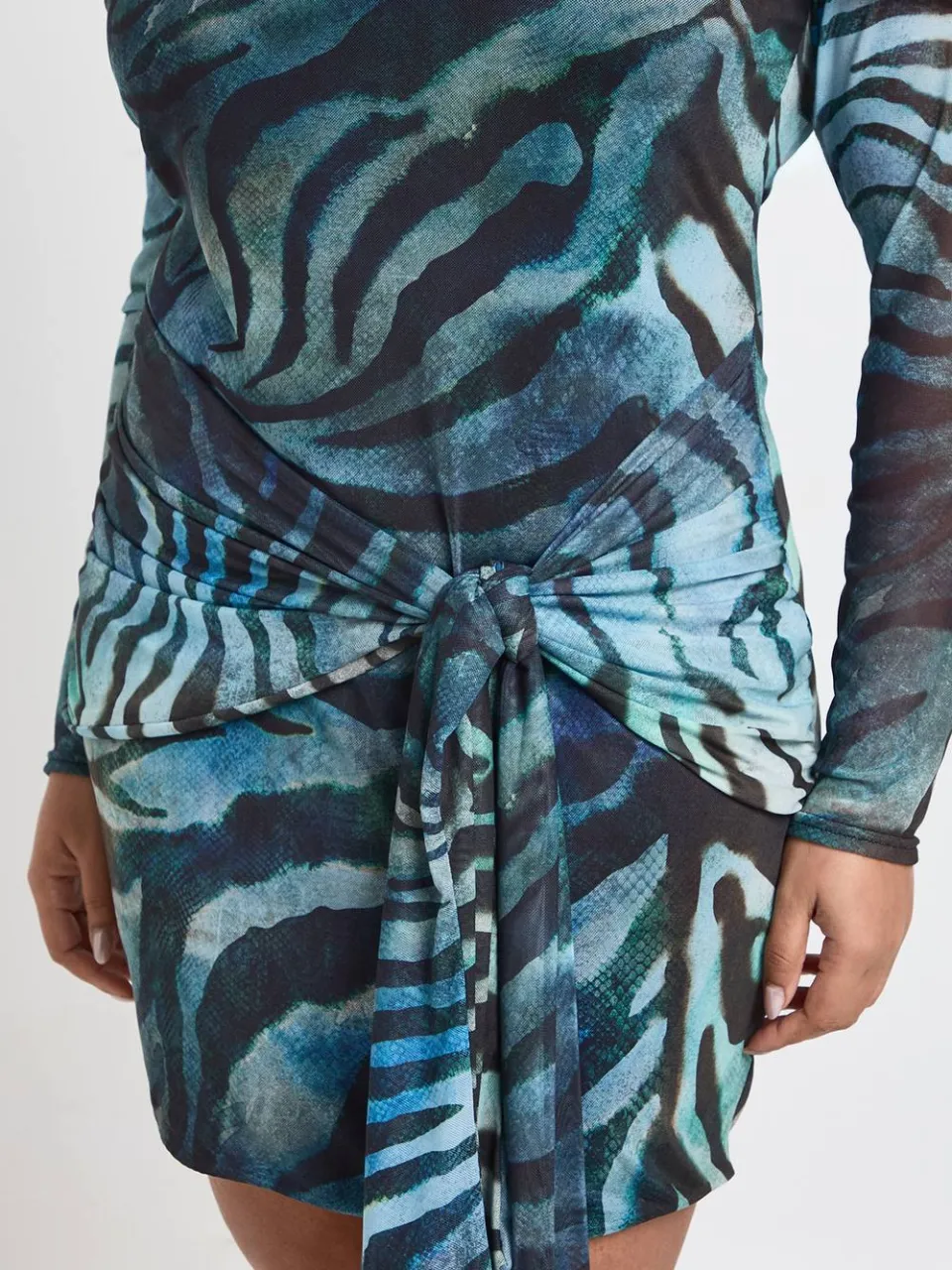 boohoo Dames Plus Dierenprint Bardot Mini Jurk Met Strikdetail blauw, foto 4
