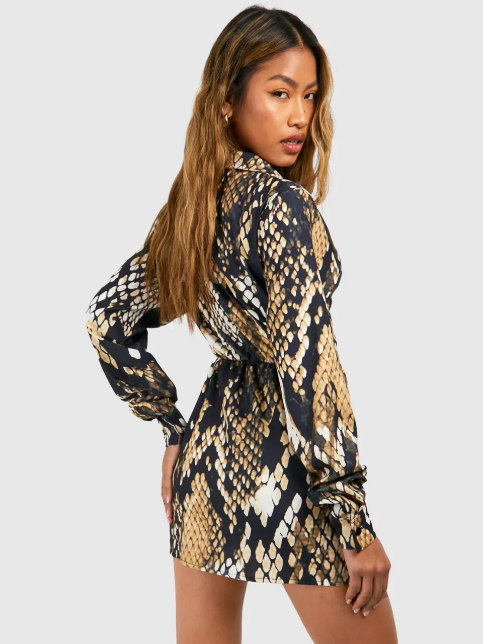 boohoo Dames Satijn wikkelshirtjurk met slangenprint zwart, foto 3