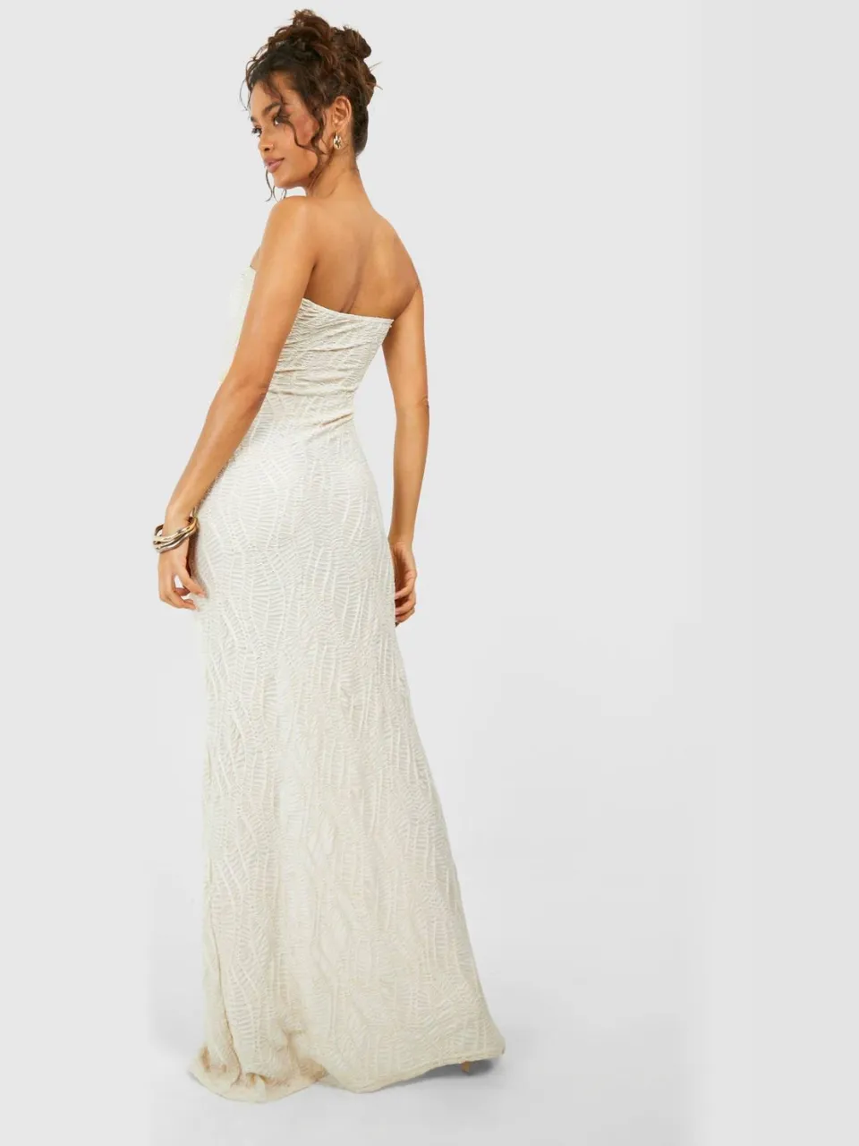 boohoo Dames Textured Rouche Ruffle Jurk crème, foto 2