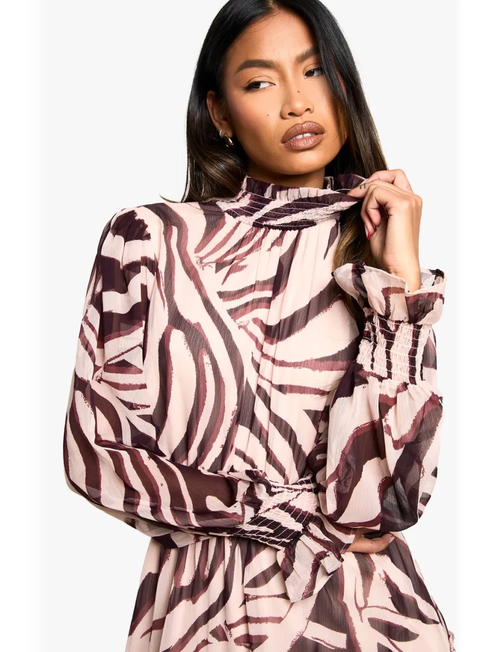 boohoo Dames Zebra Crinkle Chiffon Mini Jurk met Hoge Hals bruin, foto 4