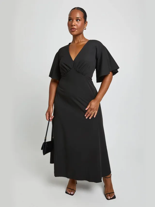 boohoo Dames Plus Jurk Met Engelmouwen Midaxi-lengte Zwart