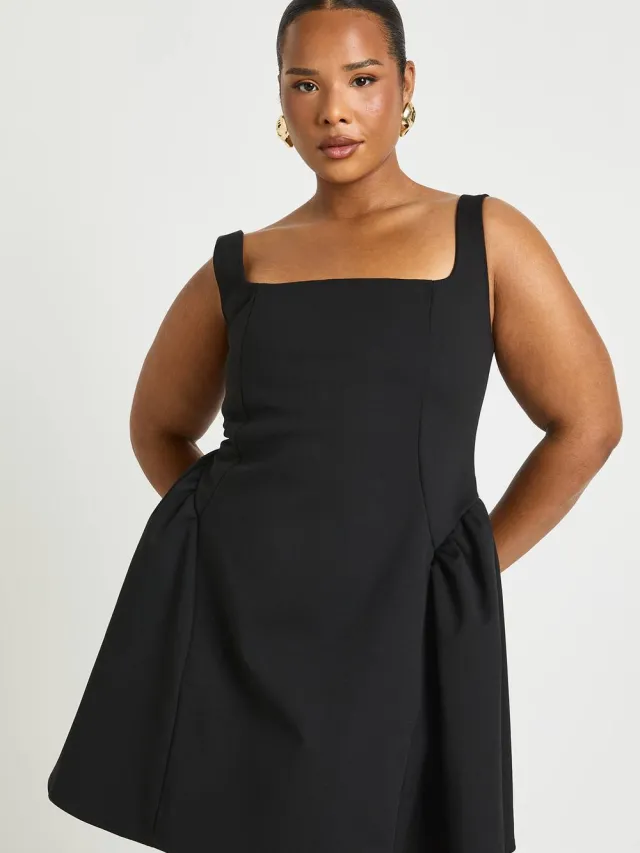 boohoo Dames Plus bandjesjurk met vierkante hals en skaterstijl Zwart