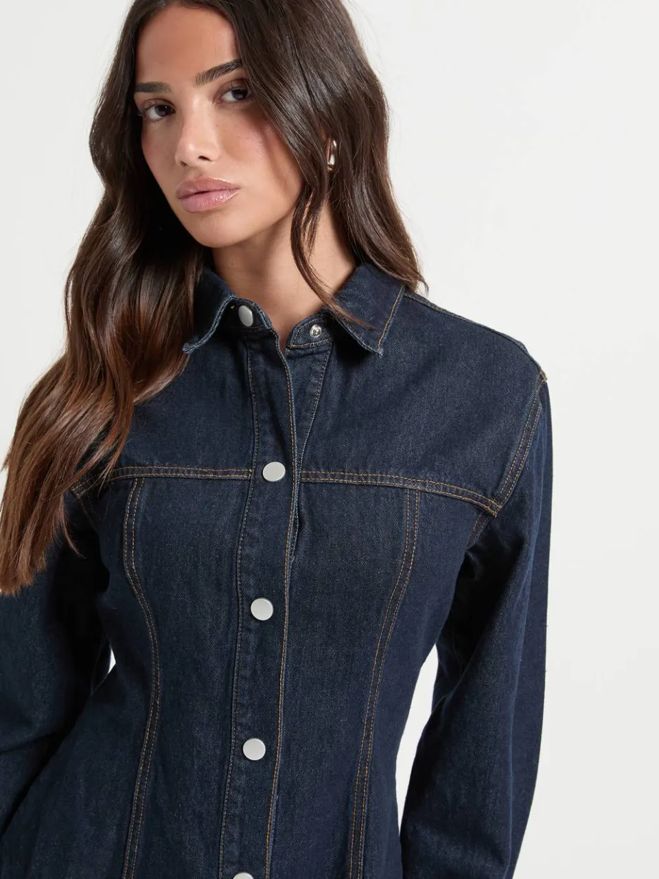 boohoo Dames Petite lange mouwen denimjurk met getailleerde taille, foto 4