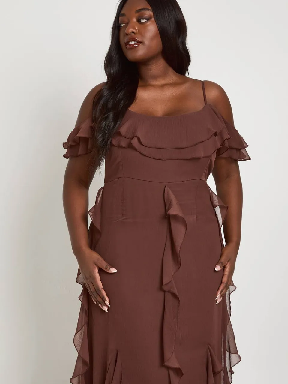 boohoo Dames Plus Chiffon Ruches Open Schouder Maxi Jurk chocoladebruin, foto 3