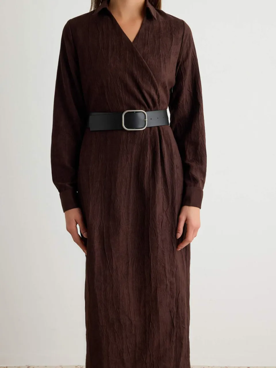 Trendyol TRENDYOLMİLLA Dames Bruin Effen Midi Lang Blousejurk Jurken, foto 2